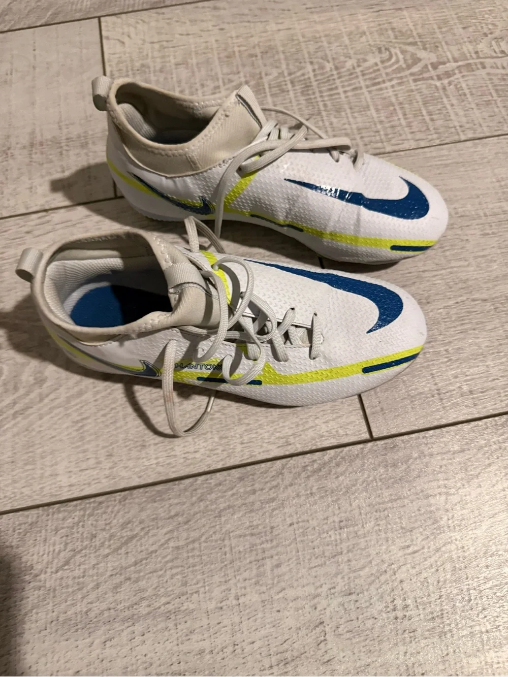 Nike Phantom Soccer Cleats – Youth 2.5Y